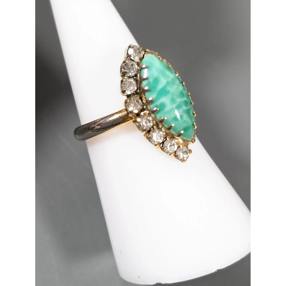 Vintage Green Art Glass Rhinestone Cocktail Ring Gold Tone Size 6.5 Statement